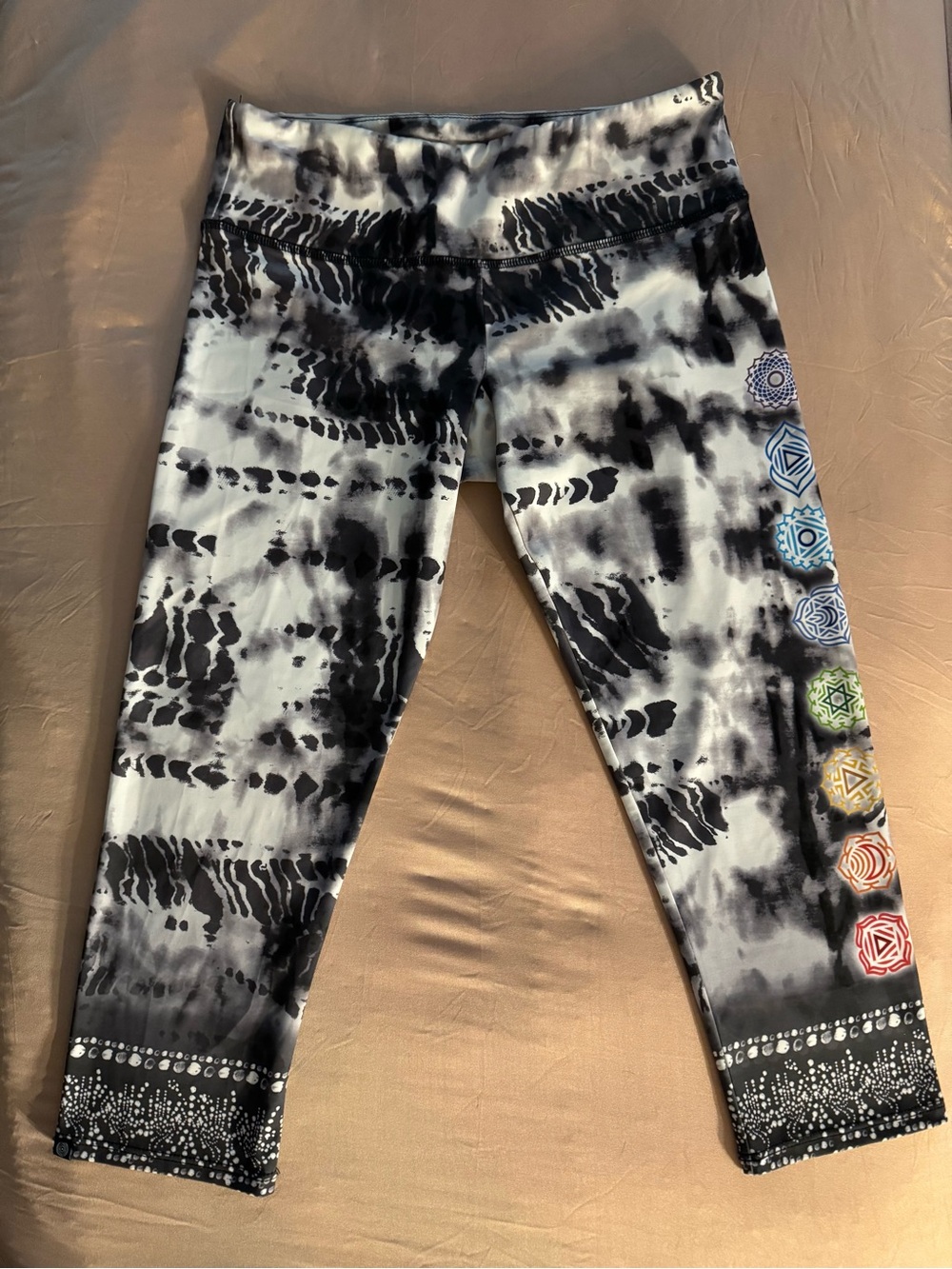 Onzie Black White Tie Dye Chakra Crop Leggings Size S/M‎ (See Measures)